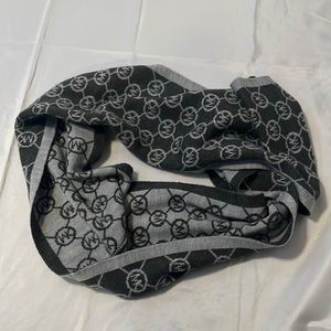 AUTHENTIC NWOT MICHAEL KORS PRINTED WRAP SCARF